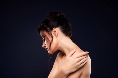 Zıt bir arka plan içinde doğal güzelliği ve deriyi sergileyen, zarafet ve entelektüelliği çağrıştıran, sanatsal bir resim..