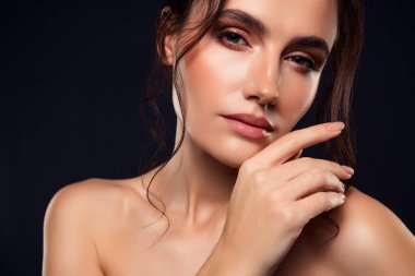 Kusursuz ciltli, kozmetik ve moda temalarına uygun doğal zarafet ve güzelliği vurgulayan esmer bir kadının yakın plan görüntüsü..