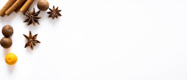 Noel baharatlı pankart. Tarçın, yıldız anason, fındık, mandalina ve kumkat beyaz arka planda izole edilir. Üst Manzara. Noel ve Yeni Yıl atmosferi.