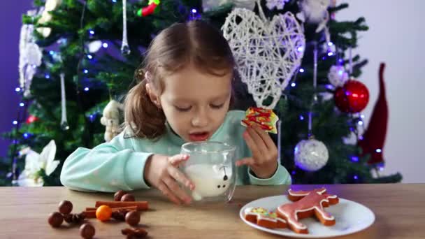 Little Curly Haired Girl Drinks Milk Glass Eats Gingerbread Christmas — Stok video