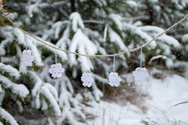 Dekoracyjne Dziane Płatki Śniegu Wiszące Linie Gałęziach Świerku Zimowym Lesie — Zdjęcie stockowe