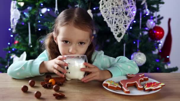 Little Curly Haired Girl Drinks Milk Glass Eats Gingerbread Christmas — Stockvideo