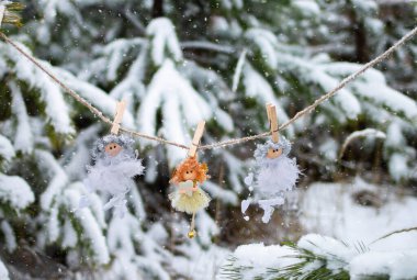 Yılbaşı süsü, kar yağışı sırasında bir kış ormanında bir Noel ağacında. Noel ve Yeni Yıl atmosferi.