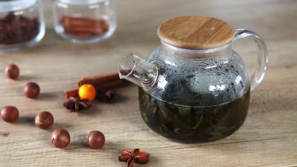Chá Verde Perfumado Fabricado Bule Vidro Fundo Madeira Decorado Com — Vídeo de Stock