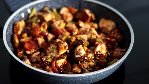 Chef Pours Sauce Vegetables Meat Stewed Pan Cooking Restaurants Kitchen — Vídeo de Stock