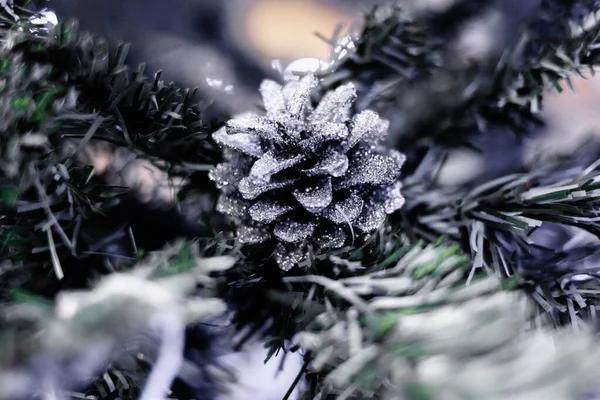 Zbliżenie Szyszek Błyszczącymi Choince Noworoczna Dekoracja Choinki Atmosfera Bożego Narodzenia — Zdjęcie stockowe