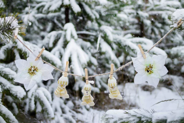 Nowy Rok Ozdoba Choince Zimowym Lesie Podczas Śniegu Atmosfera Bożego — Zdjęcie stockowe