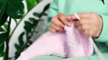 İplikli kadın elleri, el yapımı yün kıyafetleri yakından örüyor. Dikiş konsepti. Hobi konsepti.