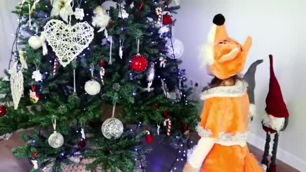 Tilki Kostümü Giymiş Avrupalı Kıvırcık Bir Kız Dans Ediyor Noel — Stok video
