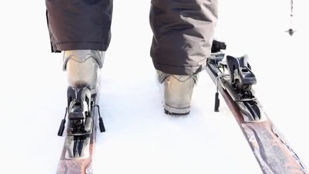 スキーバインディングでクローズアップスキーブーツステップ スキーバインディングの概念の詳細なビュー 冬のアクティビティ 健康の概念 — ストック動画