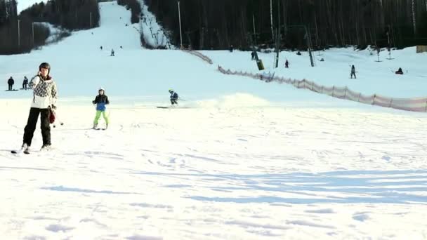 Люди Катаются Лыжах Снежному Склону Зимнем Горнолыжном Курорте Лыжный Лифт — стоковое видео