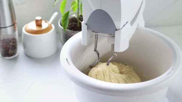 混合器把面团搅拌在一个纺盘里 一个带碗的固定搅拌机慢动作地揉搓面团 — 图库视频影像