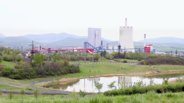 Olbrzymie Rurki Elektrociepłowni Lekko Dymią Procesie Produkcyjnym Krajobraz Przemysłowy Zanieczyszczenie — Wideo stockowe