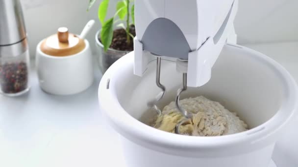 混合器把面团搅拌在一个纺盘里 一个带碗的固定搅拌机慢动作地揉搓面团 — 图库视频影像