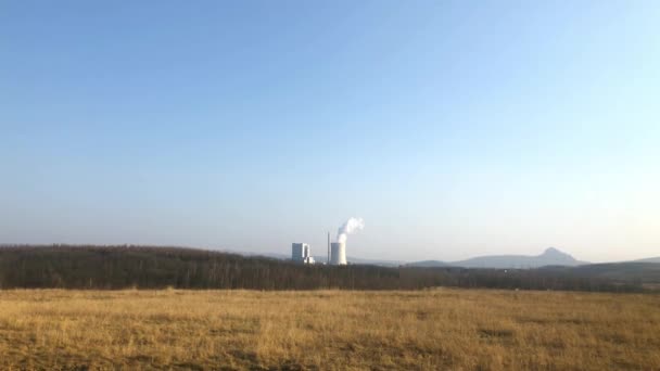 Egy Hőerőmű Hatalmas Csövei Némileg Füstölnek Gyártási Folyamatban Ipari Táj — Stock videók