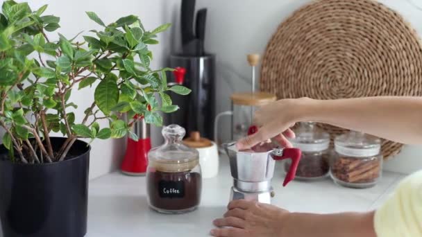Weibliche Hände Drehen Eine Kupferne Türkische Kaffeekanne Auf Dem Hintergrund — Stockvideo