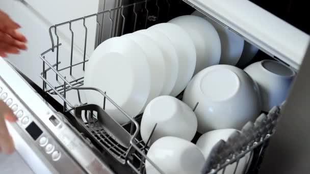 Молода Жінка Закриває Посудомийну Машину Білим Посудом Вбудуйте Кухню Сучасна — стокове відео