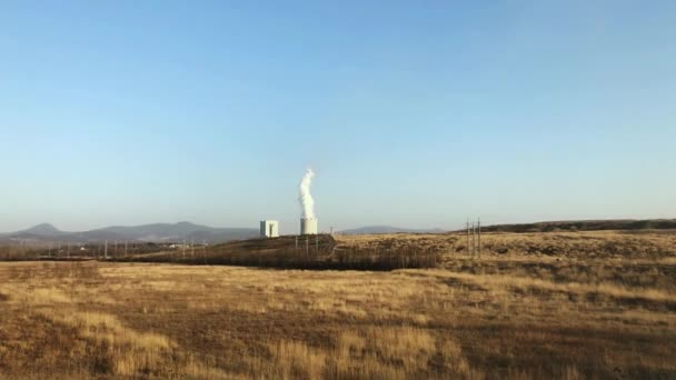 Obrovské Trubky Tepelné Elektrárny Kouř Mírně Výrobním Procesu Průmyslová Krajina — Stock video