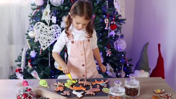 Szczęśliwa Dziewczynka Kolorowanki Christmas Pierniki Ciasteczka Domu Zwolnionym Tempie Świąteczne — Wideo stockowe