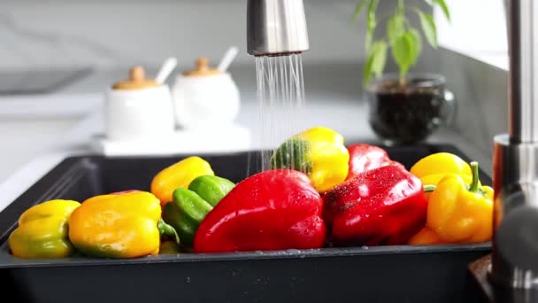 Yellow Red Pepper Washed Special Tray Vegetables Stream Water Pours — Stockvideo
