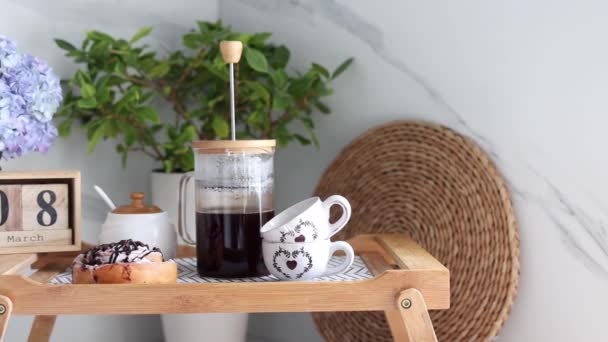 Romantyczne Śniadanie Tacy Międzynarodowy Dzień Kobiet Kawa Świeże Ciastka Śniadanie — Wideo stockowe