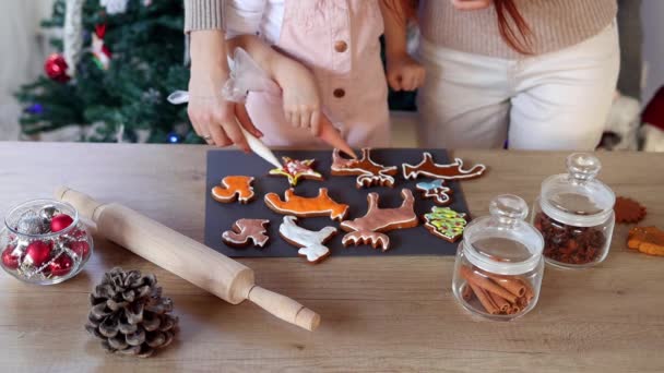 Mutlu Küçük Kız Güzel Annesi Evde Zencefilli Kurabiye Boyuyor Mutfakta — Stok video