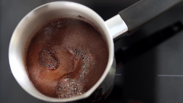 Aromatische Koffie Kookt Turk Schuim Tot Aan Rand Een Drankje — Stockvideo