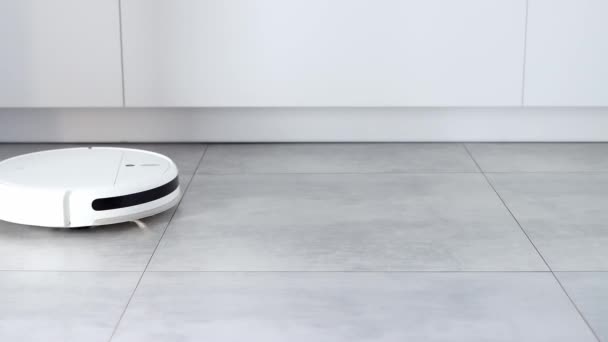 Close Automated Robot Vacuum Cleaner Cleaning Floor Automatic Electric Cleaning — Stock Video