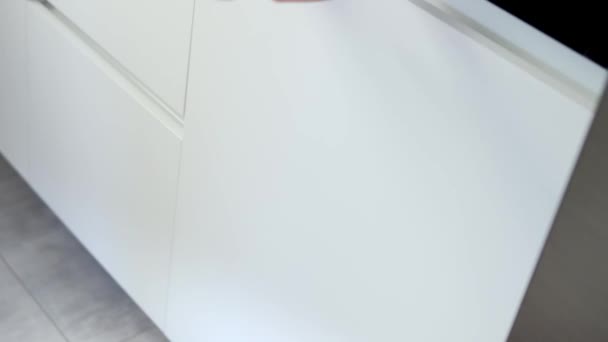 Genç Bir Kadın Bulaşık Makinesinin Kapısını Açar Temiz Beyaz Çatal — Stok video
