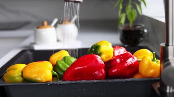Yellow Red Pepper Washed Special Tray Vegetables Stream Water Pours — Vídeo de Stock