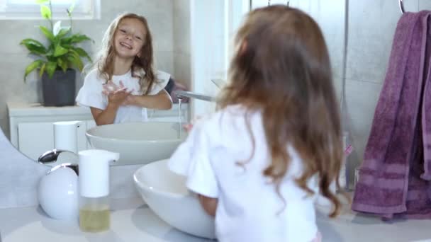 Rapariga Casa Banho Uma Menina Anos Lava Mãos Sozinha Frente — Vídeo de Stock