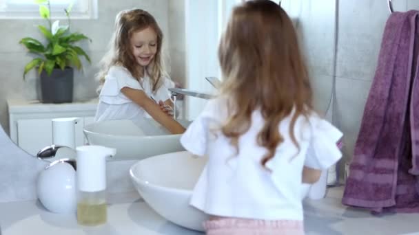 Flickan Tvättrummet Liten Flicka Gammal Tvättar Händerna Själv Står Framför — Stockvideo
