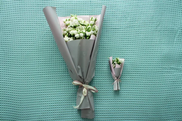 Sebuah Karangan Bunga Kecil Dan Karangan Bunga Besar Dengan Mawar — Stok Foto
