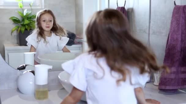 Rapariga Casa Banho Uma Menina Anos Lava Mãos Sozinha Frente — Vídeo de Stock