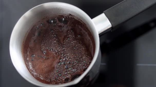 香味浓郁的咖啡在土耳其沸腾 泡沫直冒到边缘 喝一杯你早上的早餐或咖啡休息时间 在家里的咖啡店或厨房里准备热饮的传统方法 慢动作 — 图库视频影像