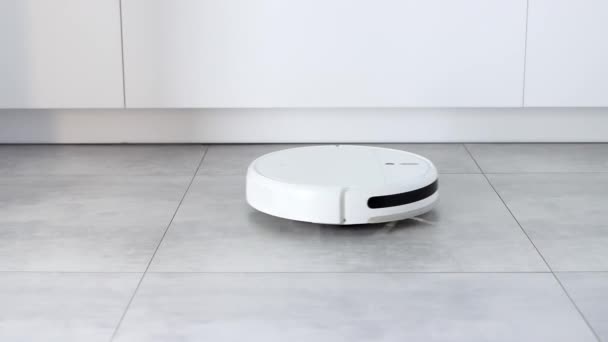 Fechar Aspirador Robô Automatizado Está Limpando Chão Limpeza Elétrica Automática — Vídeo de Stock