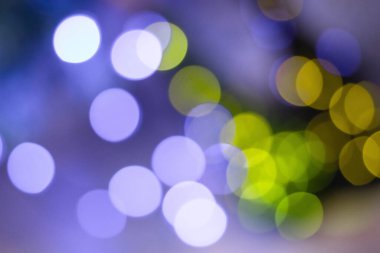 Karanlık bir arkaplanda soyut çok renkli bokeh. Siyah bir arkaplanda renkli bokeh ile güzel bir arkaplan.