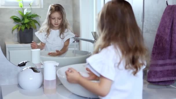 Una Chica Baño Una Niña Años Lava Las Manos Sola — Vídeos de Stock