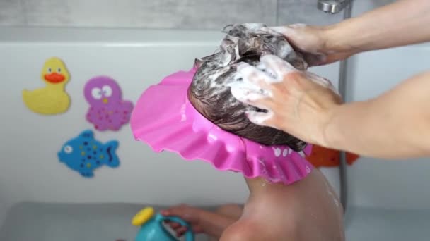 Máma Koupelně Umývá Vlasy Hlavě Malé Holčičky Šamponem Mámy Láskyplně — Stock video