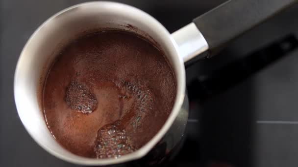 香味浓郁的咖啡在土耳其沸腾 泡沫直冒到边缘 喝一杯你早上的早餐或咖啡休息时间 在家里的咖啡店或厨房里准备热饮的传统方法 靠近点 — 图库视频影像