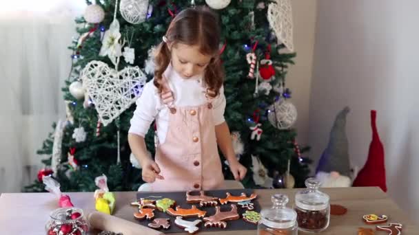 Evde Zencefilli Kurabiye Boyayan Mutlu Küçük Kız Mutfakta Noel Süsü — Stok video