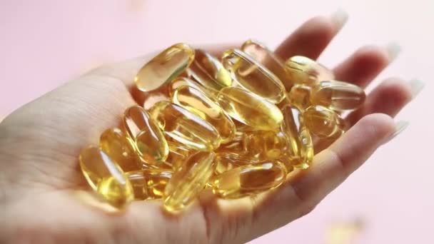 Primeros Planos Medicamento Amarillo Píldoras Transparentes Omega Cápsulas Aceite Pescado — Vídeos de Stock