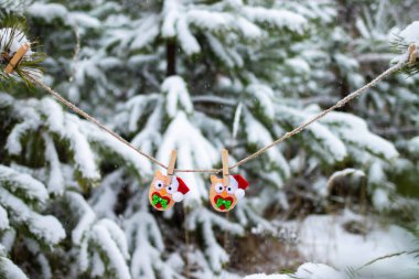 Yılbaşı süsü, kar yağışı sırasında bir kış ormanında bir Noel ağacında. Noel ve Yeni Yıl atmosferi.