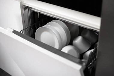 Dahili bulaşık makinesi. Bulaşık makinesinde temiz bulaşıklar. Temiz beyaz bir alet. Modern teknolojiler mutfakta. Modern ev mutfağı. Ev işleri..