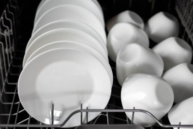 Dahili bulaşık makinesi. Bulaşık makinesinde temiz bulaşıklar. Temiz beyaz bir alet. Modern teknolojiler mutfakta. Modern ev mutfağı. Ev işleri..