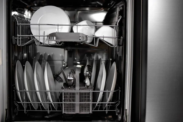 Dahili Bulaşık Makinesi Bulaşık Makinesinde Temiz Bulaşıklar Temiz Beyaz Bir — Stok fotoğraf