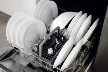 Dahili bulaşık makinesi. Bulaşık makinesinde temiz bulaşıklar. Temiz beyaz bir alet. Modern teknolojiler mutfakta. Modern ev mutfağı. Ev işleri..