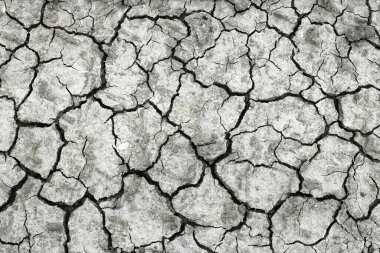 Kuru çatlak toprak dokusu. Kuraklık. Toprak erozyonu. Soyut arkaplan. Küresel Isınma. İklim değişikliği. Kurak mevsimde toprak kırılır. Kuru ve kırık toprak arka plan. Kötü çevre kavramı.