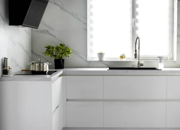 Białe Skandynawskie Wnętrze Kuchni Nowoczesna Komfortowa Kuchnia Minimalistycznym Stylu Koncepcja — Zdjęcie stockowe