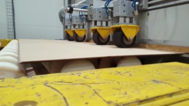 Kaplama yalıtım karton üretim süreci. Kaplamalı karton için ham maddeler. Elektrikli karton konveyör hattı boyunca seyahat eder. Otomatik üretim hattı. Paten taşıyıcısı. Küre